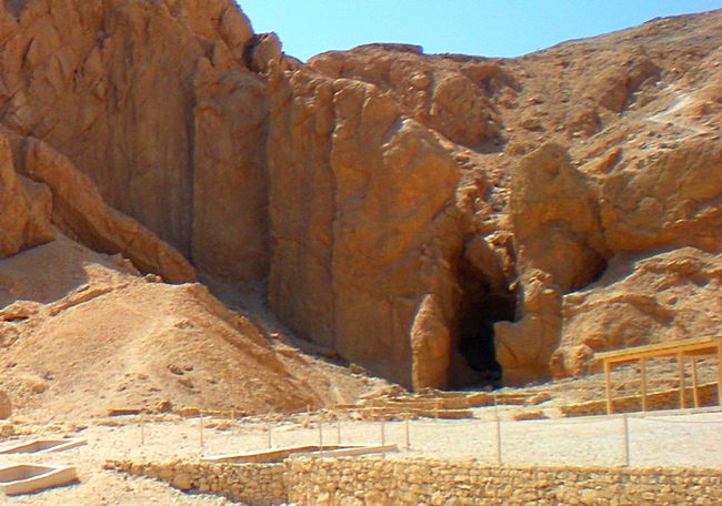  К моменту начала археологических исследований в Долине Царей подавляющее большинство гробниц было уже разграблено. 