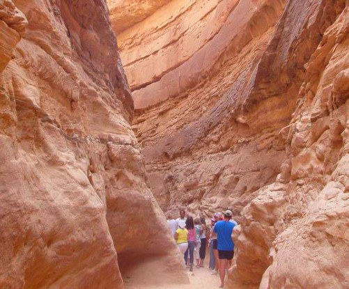  Туристы  в  Цветном каньоне фото 