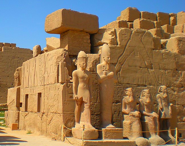 Покорение Египта Цезарем также принесло убытки состоянию храмов в Карнаке. Но его брак с Клеопатрой прекратил разрушение святынь. фото 